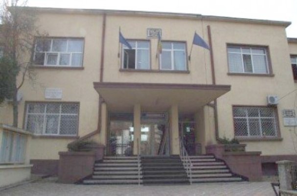 Un elev a fost îmbrâncit de doi colegi, la Colegiul Tehnic Tomis: a ajuns la spital